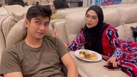 Ngemil aneka roti dan kue saat di rumah, pandangan Ricis ke suaminya ini benar-benar bikin meleleh ya? Foto: Instagram @teukuryantr