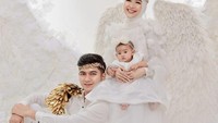 Menikah satu tahun yang lalu pasangan YouTuber ternama Ria Ricis dan Teuku Ryan, rayakan hari jadi pernikahan mereka yang pertama dengan sang buah hati, Moana. Foto: Instagram @teukuryantr