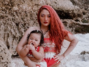 Gaya Siti Badriah Pancarkan Aura Hot Mom, Berkostum Moana Sambil Gendong Anak