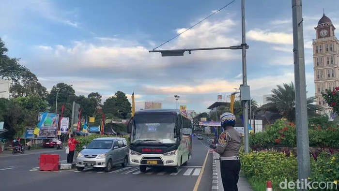 Situasi lalin di jalur Puncak Bogor, Minggu (20/11) sore