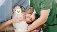 Kabar kelahiran anak keduanya langsung diberitahukan di Instagram miliknya. Bayi berkelamin laki-laki ini diberi panggilan baby Isa. Foto: Instagram @tasyafarasya