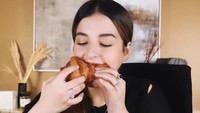 Tak hanya kopi susu saja, tapi ada juga croissant yang disantap olehnya ketika ngidam. Croissant dengan rasa butter yang gurih ini terasa nikmat dipadukan dengan selai cokelat. Foto: Instagram @tasyafarasya