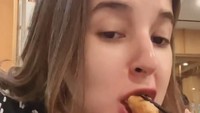 Tasya ditemani sang suami makan di restoran Jepang karena ngidam. Ia terlihat memesan gyoza dan tampak menikmati sekali. Foto: Instagram @tasyafarasya