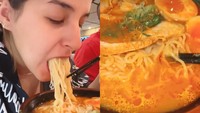 Tak hanya gyoza, tapi Tasya juga sangat menikmati ramen di restoran tersebut. Ia menikmati sekali suapan demi suapan yang masuk ke mulutnya. Foto: Instagram @tasyafarasya