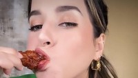 Selain makanan Jepang, Tasya juga ngidam makanan Korea. Di rumah, ia tampak menikmati sayap ayam berbumbu yangyeom. Foto: Instagram @tasyafarasya