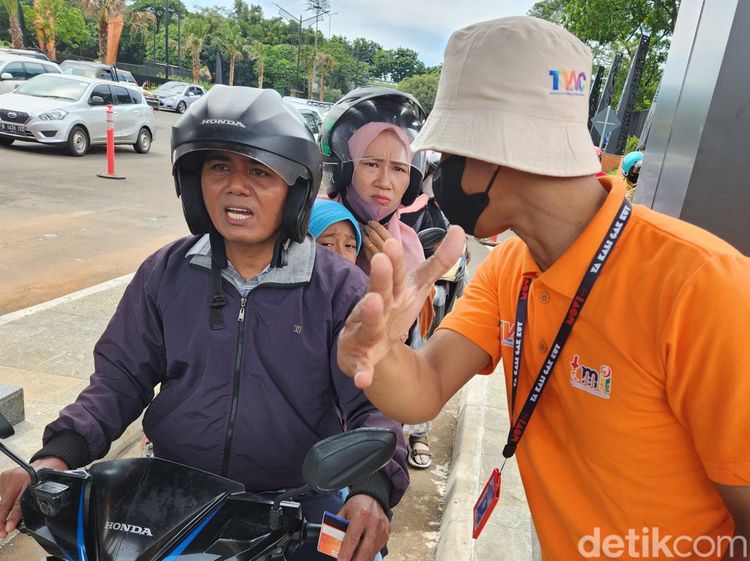 Tiket Masuk Online TMII Bikin Pengunjung Kebingungan di Pintu Masuk