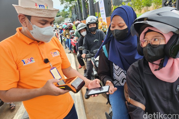 Calon pengunjung banyak yang kebingungan terkait penjualan tiket online dan mengakibatkan kepadatan di Pintu 3 TMII, Jakarta Timur, Minggu (20/11/2022).