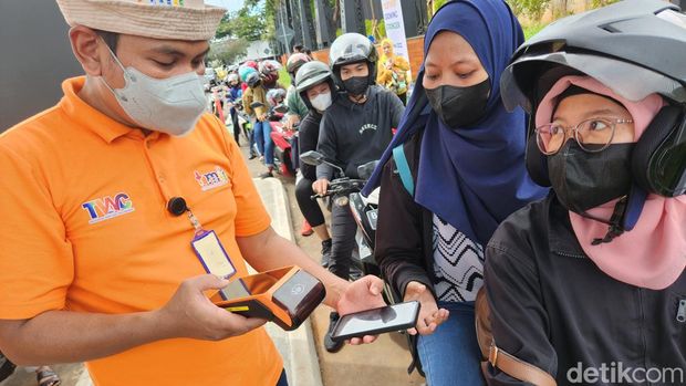Calon pengunjung banyak yang kebingungan terkait penjualan tiket online dan mengakibatkan kepadatan di Pintu 3 TMII, Jakarta Timur, Minggu (20/11/2022).