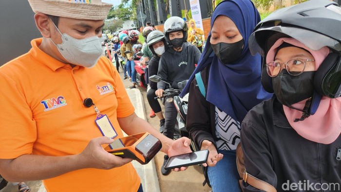 Tiket Masuk Online TMII Bikin Pengunjung Kebingungan di Pintu Masuk Calon pengunjung banyak yang kebingungan terkait penjualan tiket online dan mengakibatkan kepadatan di Pintu 3 TMII, Jakarta Timur, Minggu (20/11/2022).