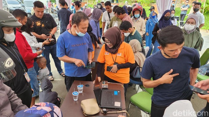 Calon pengunjung banyak yang kebingungan terkait penjualan tiket online dan mengakibatkan kepadatan di Pintu 3 TMII, Jakarta Timur, Minggu (20/11/2022).