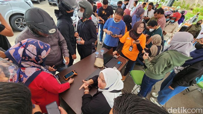 Calon pengunjung banyak yang kebingungan terkait penjualan tiket online dan mengakibatkan kepadatan di Pintu 3 TMII, Jakarta Timur, Minggu (20/11/2022).