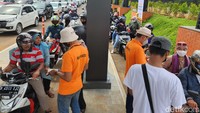 Calon pengunjung banyak yang kebingungan terkait penjualan tiket online dan mengakibatkan kepadatan di Pintu 3 TMII, Jakarta Timur, Minggu (20/11/2022).   