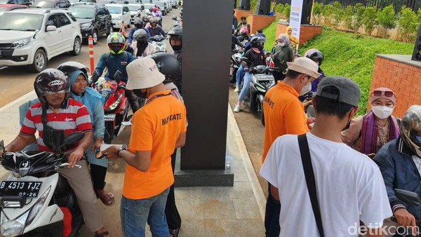 Calon pengunjung banyak yang kebingungan terkait penjualan tiket online dan mengakibatkan kepadatan di Pintu 3 TMII, Jakarta Timur, Minggu (20/11/2022).  Calon pengunjung banyak yang kebingungan terkait penjualan tiket online dan mengakibatkan kepadatan di Pintu 3 TMII, Jakarta Timur, Minggu (20/11/2022). Â