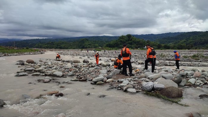 Tim SAR Gabungan menyisir Sungai Jeneberang mencari korban longsor Poros Makassar-Malino, di Gowa, Sulsel.