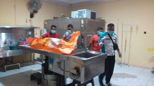 Tim SAR gabungan yang terdiri dari Pol Air Kupang dan nelayan menemukan mayat pria di perairan Semau Kabupaten Kupang, Provinsi Nusa Tenggara Timur (NTT) Minggu (20/11/2022). Mayat tanpa identitas itu ditemukan sekitar pukul 15.30 Wita. Foto: Basarnas Kupang