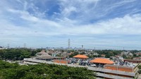 Di sekelilingnya, disediakan jalur pejalan kaki bagi pengunjung yang ingin mengelilingi miniatur tersebut. Tak sedikit warga yang juga mengabadikan momen saat berjalan mengitari tiruan kepulauan Indonesia tersebut. 