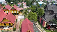 Selain itu, pihak TMII juga menyediakan jalur pesepeda bagi para pengunjung yang ingin gowes di dalam kawasan TMII. Jalur tersebut mulai terlihat dari gerbang masuk di pintu III Keong Emas.Para pengunjung yang hendak menikmati anjungan provinsi kini dapat menikmatinya dengan gowes. Sebab, jalur sepeda tersebut langsung berada di depan anjungan.