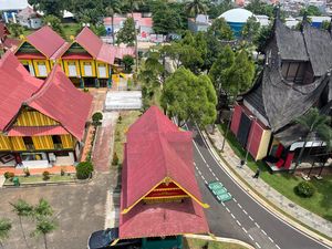 Momen Warga Nikmati Wajah Baru TMII Usai Renovasi