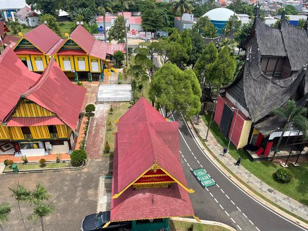 Momen Warga Nikmati Wajah Baru TMII Usai Renovasi