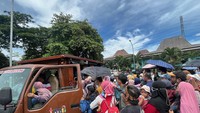 Dalam percobaan buka terbatas ini, TMII menyediakan sejumlah mobil listrik ramah lingkungan. Petugas yang berjaga mengarahkan para pengunjung untuk menaiki mobil listrik untuk berkeliling.