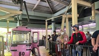 Dilihat dari atas kereta gantung, gugusan kepuluan Indonesia yang telah diperbaiki itu terlihat memiliki rumput yang lebih hijau. Miniatur tersebut berada mengapung di sebuah kolam air.