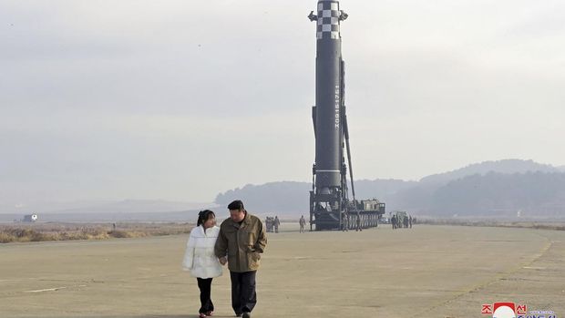 Pemimpin Korea Utara Kim Jong Un (kanan) dan putrinya memeriksa lokasi peluncuran rudal balistik antarbenua Hwasong-17 di Bandara Internasional Pyongyang di Pyongyang, Korea Utara, Jumat (18/11/2022). Pemerintah Korea Utara melakukan uji coba rudal balis balistik antarbenua (ICBM) Hwasong-17 yang merupakan rudal terbesar yang dipunyai Korea Utara yang memiliki senjata nuklir, dan merupakan ICBM berbahan bakar cair terbesar di dunia. Rudal yang diluncurkan pada Jumat terbang hampir 1.000 kilometer (621 mil) selama sekitar 69 menit dan mencapai ketinggian maksimum 6.041 kilometer.  (Korean Central News Agency/Korea News Service via AP)