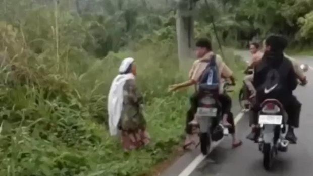 Viral remaja pelat nomor 'T' tendang nenek