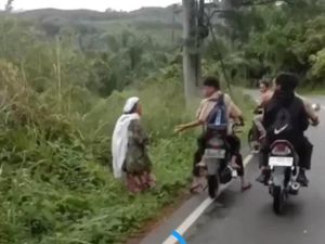 Nenek yang Ditendang Pelajar di Tapsel Ternyata Pernah Dipukul Pakai Kayu