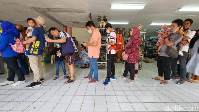 Wahana Kereta Gantung di TMII Masih Favorit, Begini Antreannya Pengunjung TMII mengantre wahana kereta gantung di TMII, Jakarta Timur, Minggu (20/11/2022).
