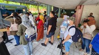 Diberitakan sebelumnya, Taman Mini Indonesia Indah (TMII) dibuka untuk pengunjung umum pada Minggu (20/11) guna uji coba terbatas. 