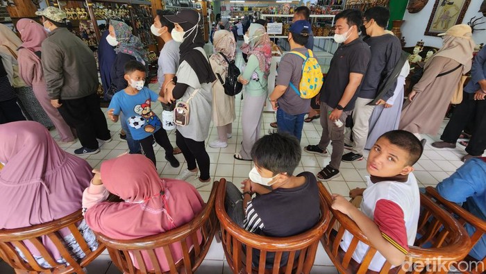 Pengunjung TMII mengantre wahana kereta gantung di TMII, Jakarta Timur, Minggu (20/11/2022).