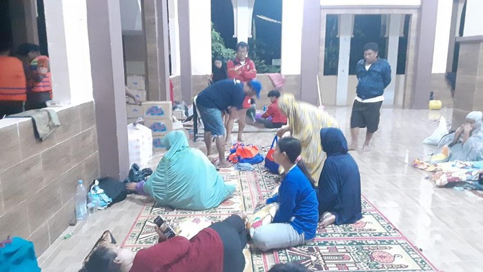 Warga Makassar mengungsi akibat banjir.