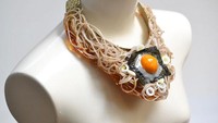 Hasil karya seninya cukup beragam. Ada kalung yang terbuat dari ramen dan nori telur, lalu ada bando dari lilitan pasta, ada juga anting yang terdiri dari lapisan daging. Foto: Norihito Hatanaka