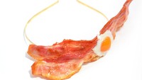 Lapisan krispi bacon dengan telur mata sapi, Hatanaka rubah menjadi aksesoris untuk bando yang unik dan penuh warna. Foto: Norihito Hatanaka