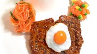 Ada spaghetti, beef steak, sayuran, dan telur mata sapi yang jadi hiasan dari kalung unik ini. Dijamin pasti bakal menarik perhatian! Foto: Norihito Hatanaka