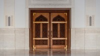 Masjid ini memiliki 20 pintu masuk dengan tiga pintu utama yang ukurannya besar. Kemudian 17 pintu lainnya tersebar di berbagai sisi masjid. Masjid ini mampu menampung hingga 30.000 jamaah. Jamaah pria dan wanita dipisahkan pada area yang berbeda. Untuk jamaah wanita bisa sholat di lantai mezzanine masjid ini. Foto: Getty Images/iStockphoto