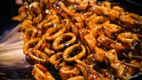 Kalau mampir ke kedai Gurita Bakar Mr. Tako & Seblak, yang ada di Cilandak, Jakarta Selatan. Jangan lupa cicip sate gurita bakarnya seharga Rp 10.000 saja. Foto: Google Photos/Pool/Instagram Shop