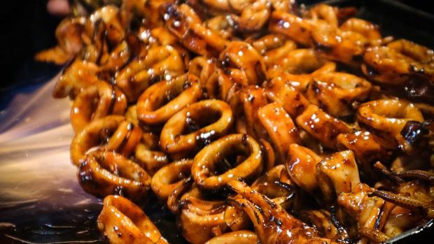 20 Sate Cumi dan Gurita Bakar Kenyal Gurih Ada di Sini!