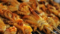 Melipir sedikit ke Sate Cumi Bakar di Cikarang,d i sini jual sate cumi bakar, yang dicampur dengan bakso dan sosis enak. Ada juga sate gurita potong dengan harga Rp 10.000. Foto: Google Photos/Pool/Instagram Shop