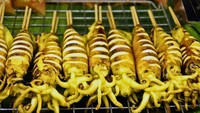 Sate Cumi-Cumi Rantau di Jalan Gandaria, Jakarta Selatan ini spesialis jualan sate cumi bakar enak dengan kisaran harga Rp 20.000. Foto: Google Photos/Pool/Instagram Shop