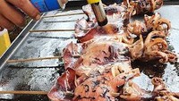 Kedai Bakar Cumi-cumi Aja di Pintu Air, Jakarta Pusat, terkenal dengan sate cumi bakar, dengan sosis dan sebagainya. Kisaran harga dari Rp 15.000 saja.  Foto: Google Photos/Pool/Instagram Shop