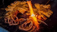 Kalau mampir ke Sate Cumi Bakar Jaksel di Pondok Labu, Jakarta Selatan. Cicip menu sate cumi bakar dan guritanya kisaran harga Rp 20.000. Foto: Google Photos/Pool/Instagram Shop