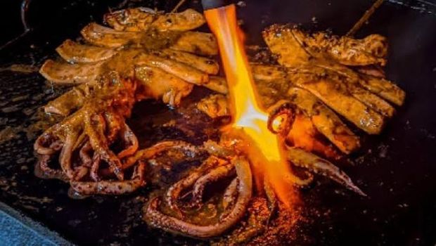 20 Sate Cumi dan Gurita Bakar Kenyal Gurih Ada di Sini!