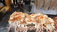 Di kawasan Lapangan Tembak, Cibubur banyak jajanan kaki lima. Seperti Sate Cumi Bakar Sarang Cumi, jualan cumi, gurita dan aneka sosis bakso dari harga Rp 15.000 saja. Foto: Google Photos/Pool/Instagram Shop