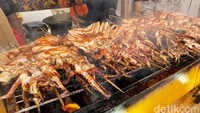 Shansi Squid viral dari 2017, karena ukuran sate gurita dan cuminya yang besar. Mereka punya cabang di Tanjung Duren hingga Ciputat.  Harganya mulai Rp 25.000. Foto: Google Photos/Pool/Instagram Shop