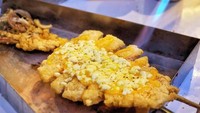 Master Squid ini salah satu gerai jajanan cumi kekinian, cabangnya ada di mana-mana. Salah satu menu andalannya ada cumi yang ditorch dengan keju. Kisaran harganya dari Rp 35.000 saja. Foto: Google Photos/Pool/Instagram Shop