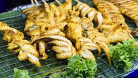 Eatako Octopus yang terletak di Pasar Minggu,  merupakan kedai kaki lima yang menjual sate gurita, cumi sampai lobster dengan kisaran harga Rp 25 ribu. Foto: Google Photos/Pool/Instagram Shop
