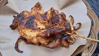 Sate Cumi Bakar Mangga Besar, jualan pakai tenda dan ramai di sore sampai malam hari. Harga sate cumi di sini dibanderol dari Rp 25.000. Foto: Google Photos/Pool/Instagram Shop