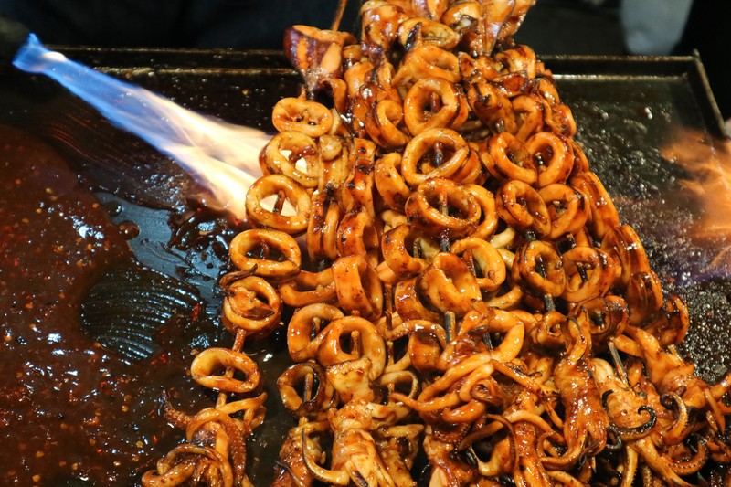 20 Sate Cumi dan Gurita Bakar Kenyal Gurih Ada di Sini!
