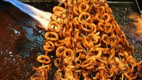 Di daerah Syahdan, Kemanggisan ada Sate Cumi Bakar Bang Daffa. Viral jualan sate cumi yang dipanggang dengan aneka saus gurih, seharga Rp 15.000 saja. Foto: Google Photos/Pool/Instagram Shop